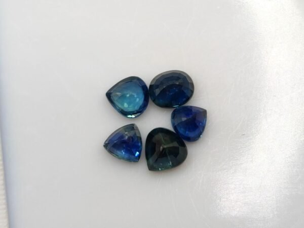 Sapphire 2.35 carats - The Fine Gems - blue sapphire parcel ova, pear and trillon cut