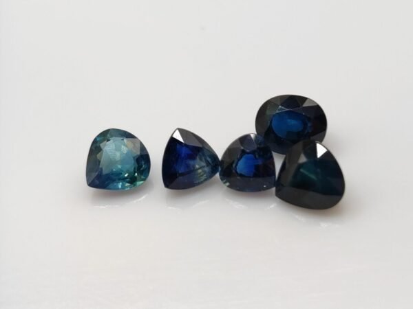 Sapphire 2.35 carats - The Fine Gems - blue sapphire parcel ova, pear and trillon cut