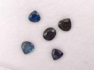 Sapphire 2.35 carats - The Fine Gems - blue sapphire parcel ova, pear and trillon cut