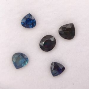 Lot de 5 saphirs naturels bleus (2,35 ct) de Thaïlande, tailles ovales, poire et trillion. Idéal pour bijoux sur mesure. THE FINE GEMS