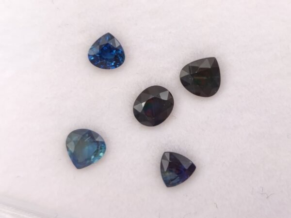 Sapphire 2.35 carats - The Fine Gems - blue sapphire parcel ova, pear and trillon cut