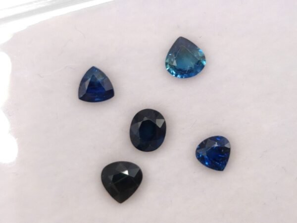 Sapphire 2.35 carats - The Fine Gems - blue sapphire parcel ova, pear and trillon cut