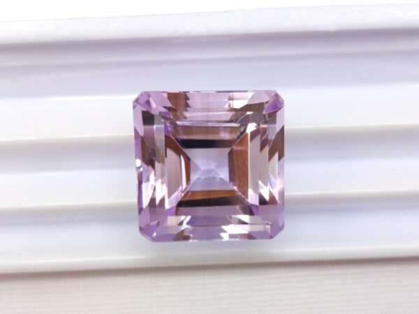 Amethyst 17.95 Carats - The Fine Gems - Octogonal cut - natural violet gemstone for sale