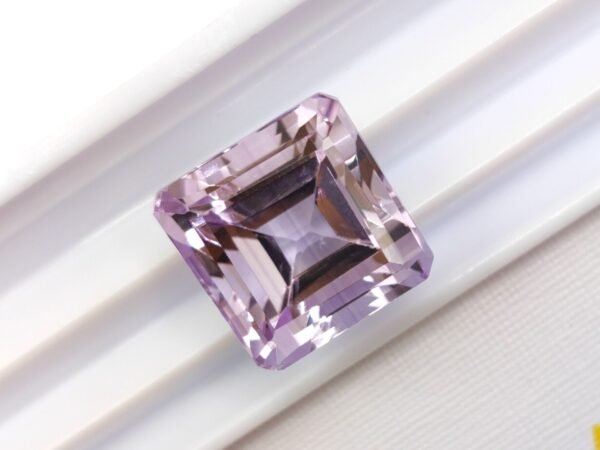 Amethyst 17.95 Carats - The Fine Gems - Octogonal cut - natural violet gemstone for sale