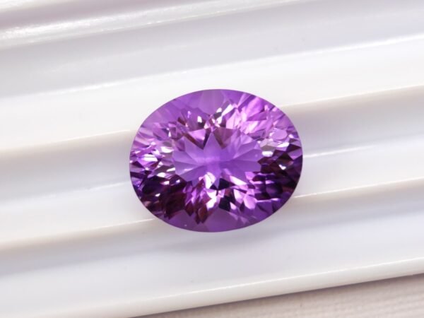 Amethyst 5.25 Carats - The Fine Gems natural amethyst oval cut - Uruguay - 5.25 carats
