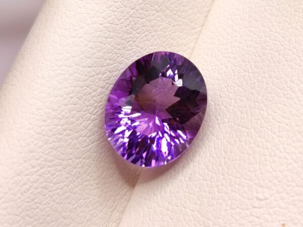 Amethyst 5.25 Carats - The Fine Gems natural amethyst oval cut - Uruguay - 5.25 carats