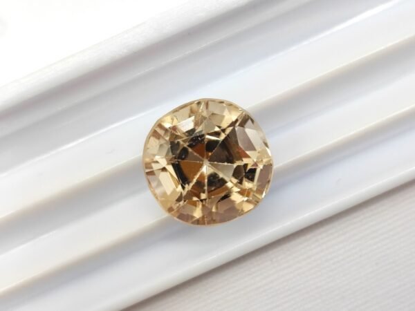 Natural topaz gemstone - round cut