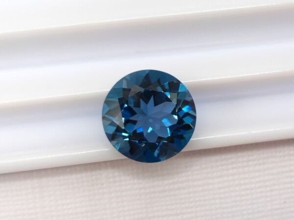 London blue topaz 2.96 Carats - The Fine Gems - round cut gemstone - brazil