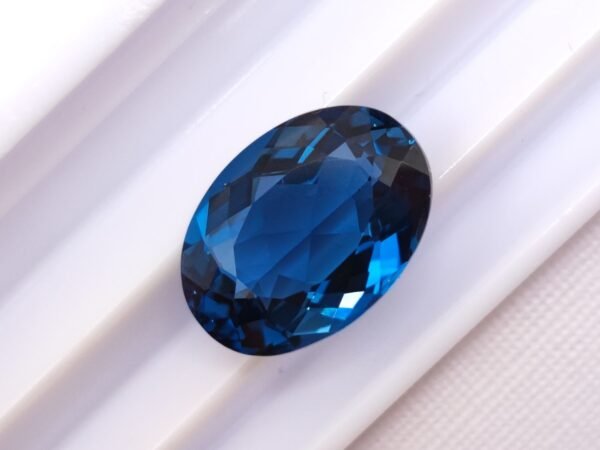 London blue Topaz 7.18 Carats - The Fine Gems - oval cut - superb blue precious gemstone from brazil