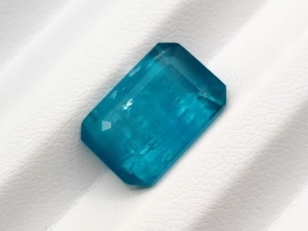 Apatite 8.03 Carats - The Fine Gems - - octogonal cut - natural neon blue gemstone from Madagascar