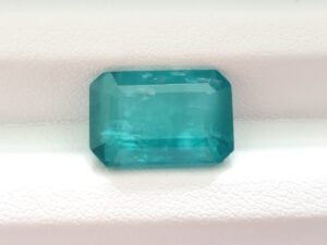 Apatite 8.03 Carats - The Fine Gems Apatite 8.03 Carats - The Fine Gems - - octogonal cut - natural neon blue gemstone from Madagascar