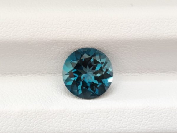 Round brillant cut London blue topaz