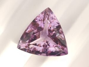 Amethyste 22.07 Carats - The Fine Gems Améthyste naturelle 22.07 Carats taille trilliant du Brésil