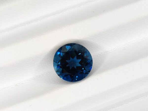 Lonon Blue Topaz 6.33 Carats - The Fine Gems Topaze London Blue 6.33 Carats taille ronde du Brésil