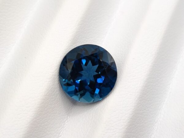 Lonon Blue Topaz 6.33 Carats - The Fine Gems Topaze London Blue 6.33 Carats taille ronde du Brésil