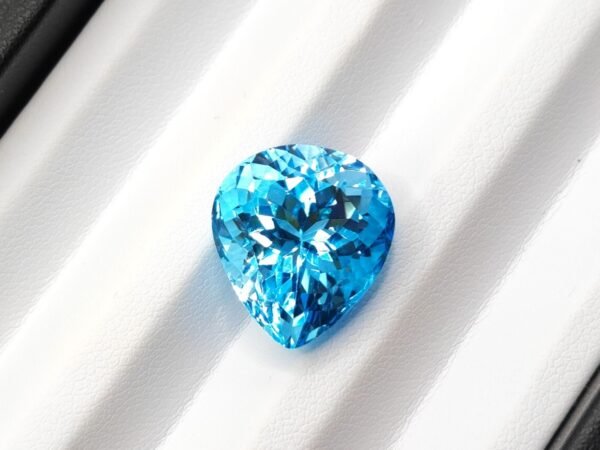 Topaz Swiss blue 19.37 Carats - The Fine Gems Topaze bleue Suisse 19.37 Carats taille poire du Brésil