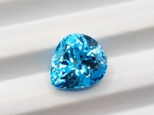 Topaz Swiss blue 19.37 Carats - The Fine Gems Topaze bleue Suisse 19.37 Carats taille poire du Brésil