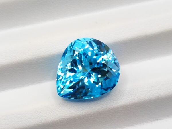 Topaz Swiss blue 19.37 Carats - The Fine Gems Topaze bleue Suisse 19.37 Carats taille poire du Brésil