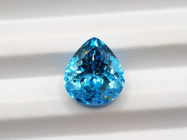 Topaz Swiss blue 19.37 Carats - The Fine Gems Topaze bleue Suisse 19.37 Carats taille poire du Brésil