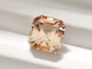 Imperial Topaz 12.53 Carats Topaze impériale 12.53 Carats taille octogonale aux reflets champagne et pêche