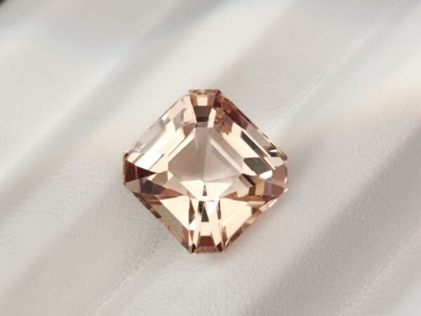 Imperial Topaz 12.53 Carats Topaze impériale 12.53 Carats taille octogonale aux reflets champagne et pêche
