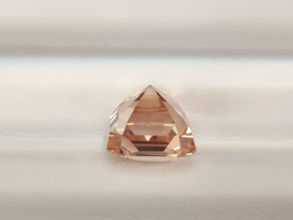 Imperial Topaz 12.53 Carats Topaze impériale 12.53 Carats taille octogonale aux reflets champagne et pêche