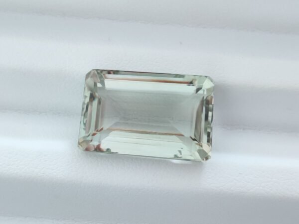 Prasiolite 18.49 Carats - The Fine Gems Prasiolite 18.49 Carats - The Fine Gems - Taille émeraude - pierre fine lumineuse pour joaillerie et collection.