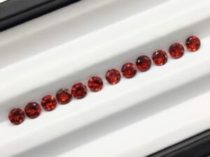 Grenat 7.06 Carats - The Fine Gems Grenat 7.06 Carats - The Fine Gems - Taille ronde brillant à facettes - Gemme precieuse rouge