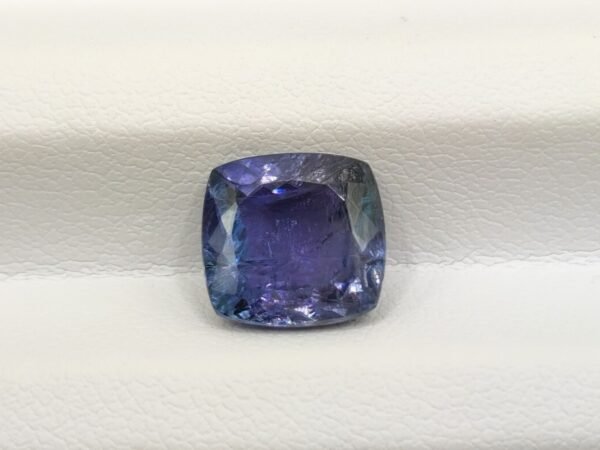 Tanzanite 3.53 Carats - The Fine Gems Tanzanite 3.53 carats taille coussin avec inclusions naturelles visibles