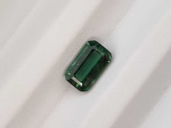 Apatite verte 2.34 Carats - The Fine Gems Apatite verte 2.34 carats du Brésil taille émeraude vue de trois quarts