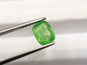 Tsavorite 2.33 Carats - The Fine Gems Grenat Grossulaire Tsavorite taille coussin n gemme naturelle pour joaillerie et collection