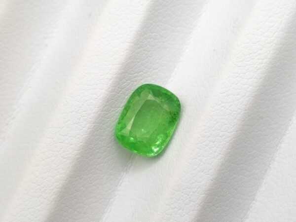 Tsavorite 2.33 Carats - The Fine Gems Grenat Grossulaire Tsavorite taille coussin n gemme naturelle pour joaillerie et collection