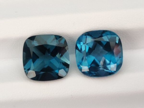 Paire de topazes London Blue certifiées AIG 16.71 carats aux nuances bleu nuit et azur