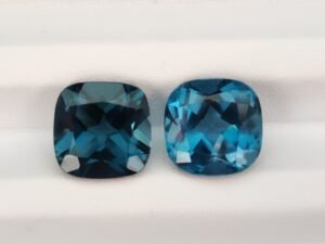 Topaze London Blue 16.71 Carats - The Fine Gems Paire de topazes London Blue certifiées AIG 16.71 carats aux nuances bleu nuit et azur