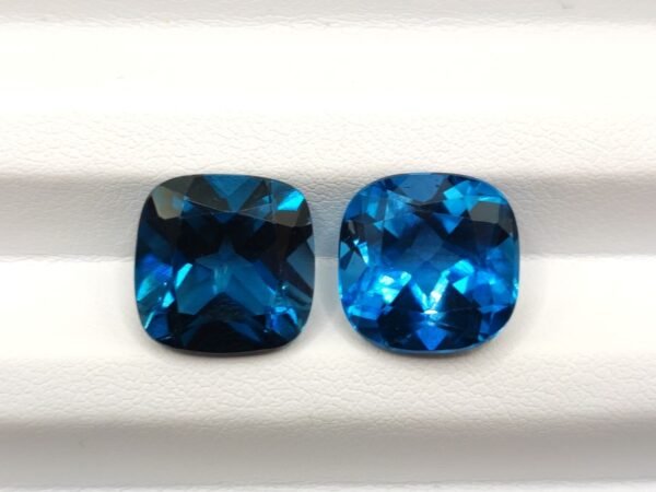 Paire de topazes London Blue certifiées AIG 16.71 carats aux nuances bleu nuit et azur