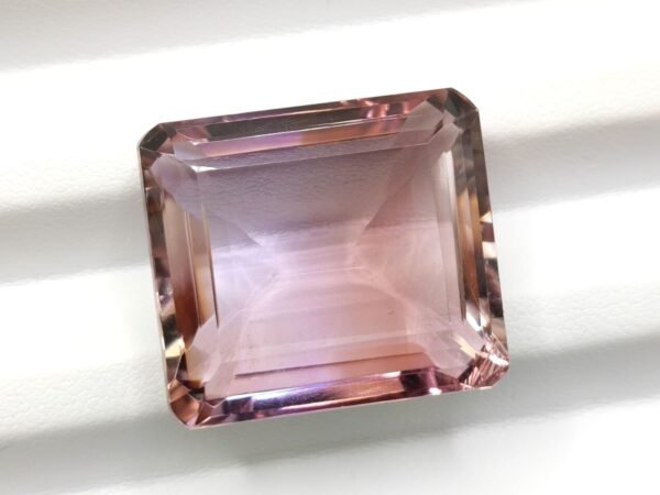 Ametrine 53.60 Carats - The Fine Gems Amétrine naturelle taille émeraude, magnifique gemme précieuse bicolore.