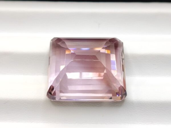 Ametrine 53.60 Carats - The Fine Gems Amétrine naturelle taille émeraude, magnifique gemme précieuse bicolore.