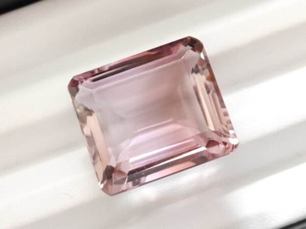 Ametrine 53.60 Carats - The Fine Gems Amétrine naturelle taille émeraude, magnifique gemme précieuse bicolore.