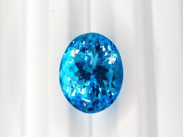 Topaze Swiss Blue 27 carats taille ovale du Brésil bleu électrique sur fond blanc