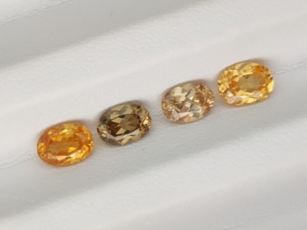Zircons naturels 4.02 Carats - The Fine Gems Lot de quatre zircons naturels 4.02 carats de Tanzanie ovales jaune doré et champagne